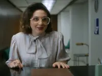 ورونیکا فالکون-یک میلیون مایل آن طرف تر-A Million Miles Away